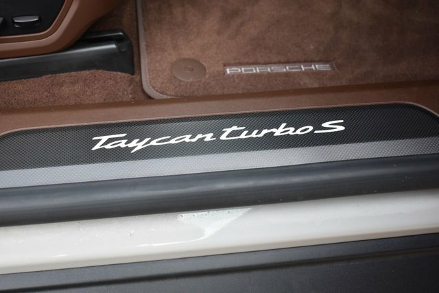Porsche Taycan Performance Plus 93.4Kwh 4S White #18