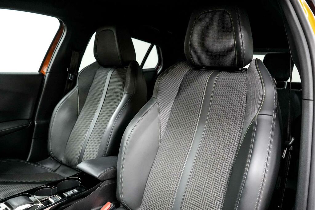 Peugeot e-2008 Active Premium Black #13