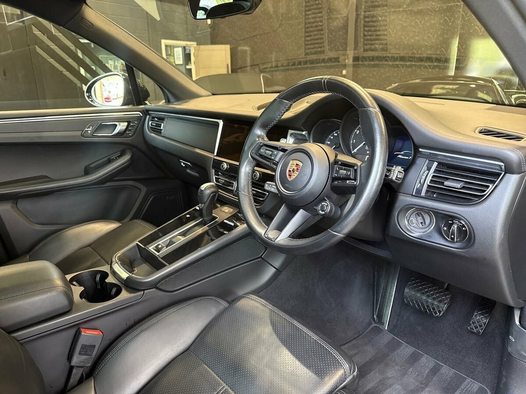 Porsche Macan 2L T Black #2