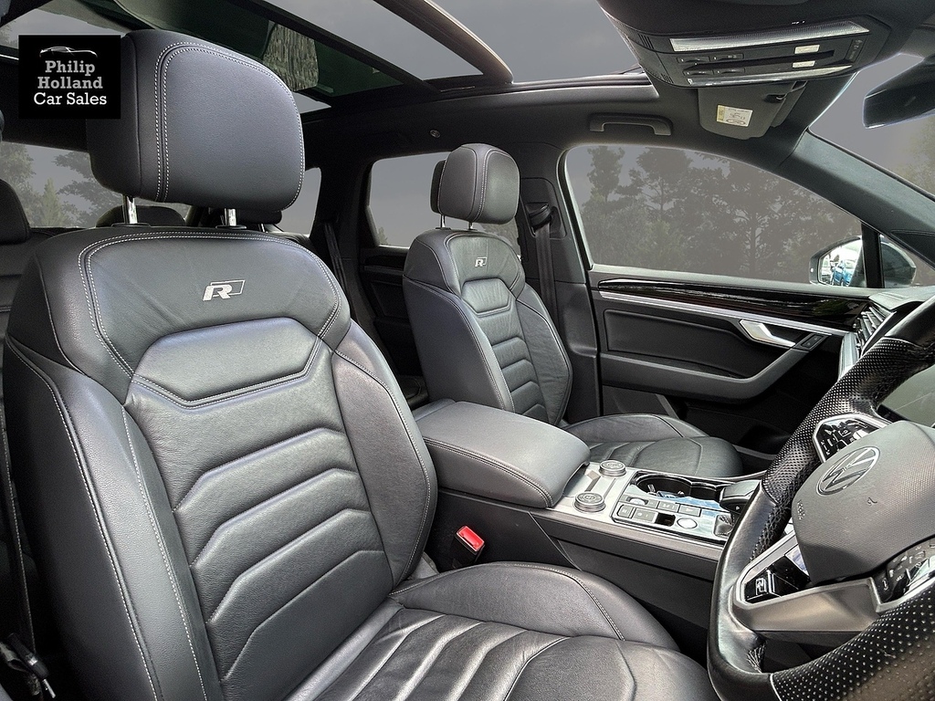 Volkswagen Touareg Suv SRZ8884 Black #5