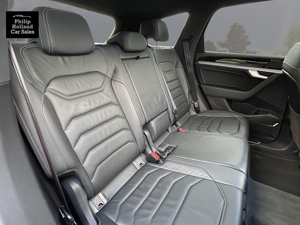 Volkswagen Touareg Suv SRZ8884 Black #6