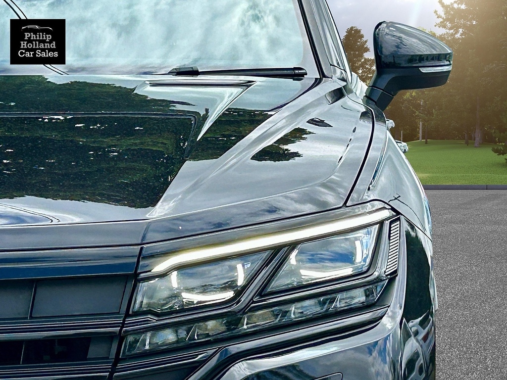 Volkswagen Touareg Suv SRZ8884 Black #3