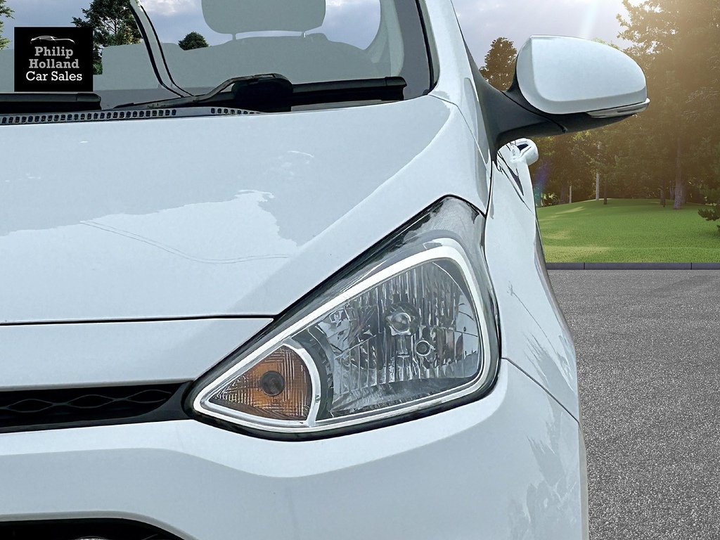 Hyundai I10 Hatchback White #3