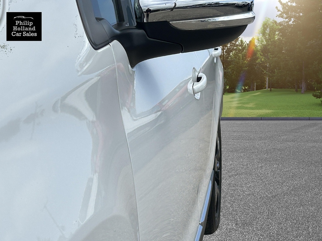 Peugeot 2008 Suv IXZ6811 White #2