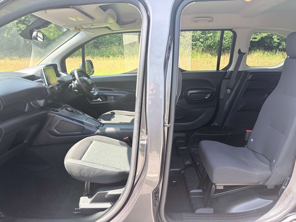 Peugeot Rifter 1.2 Puretech 130 Gt 7 Seats Eat8 Black #9