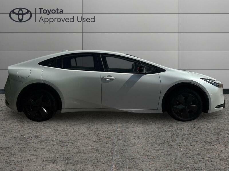 Toyota Prius 2.0 13.6Kwh Design Hatchback Plug-in Hy White #2