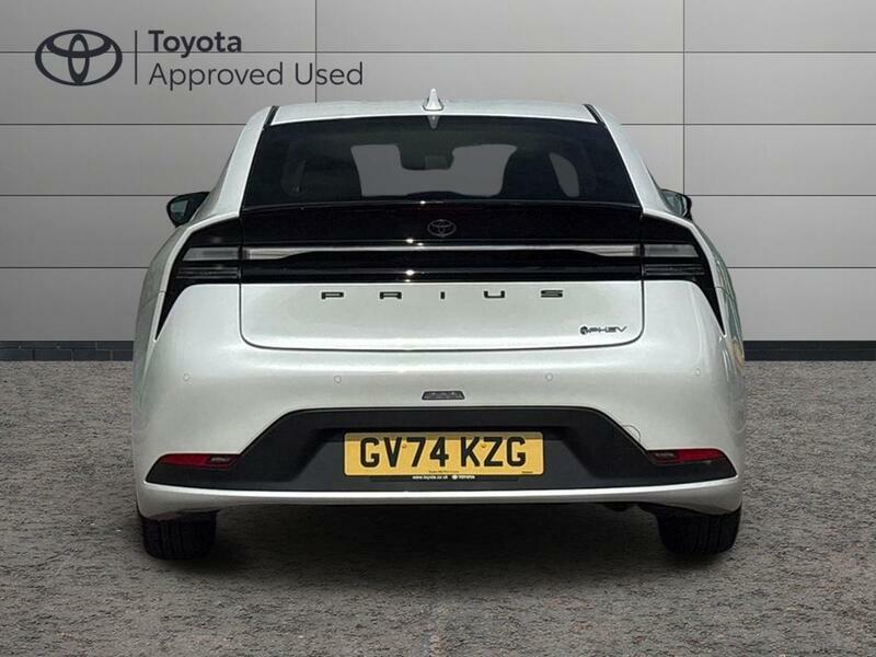 Toyota Prius 2.0 13.6Kwh Design Hatchback Plug-in Hy White #4