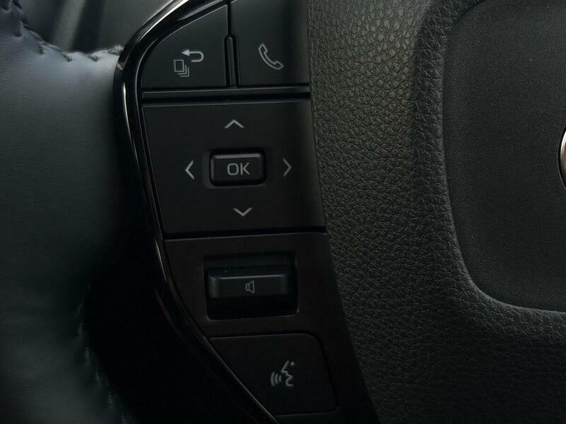 Toyota Prius 2.0 Phev Excel Cvt Hatchback #31
