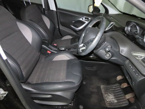 Peugeot 2008 Active White #9