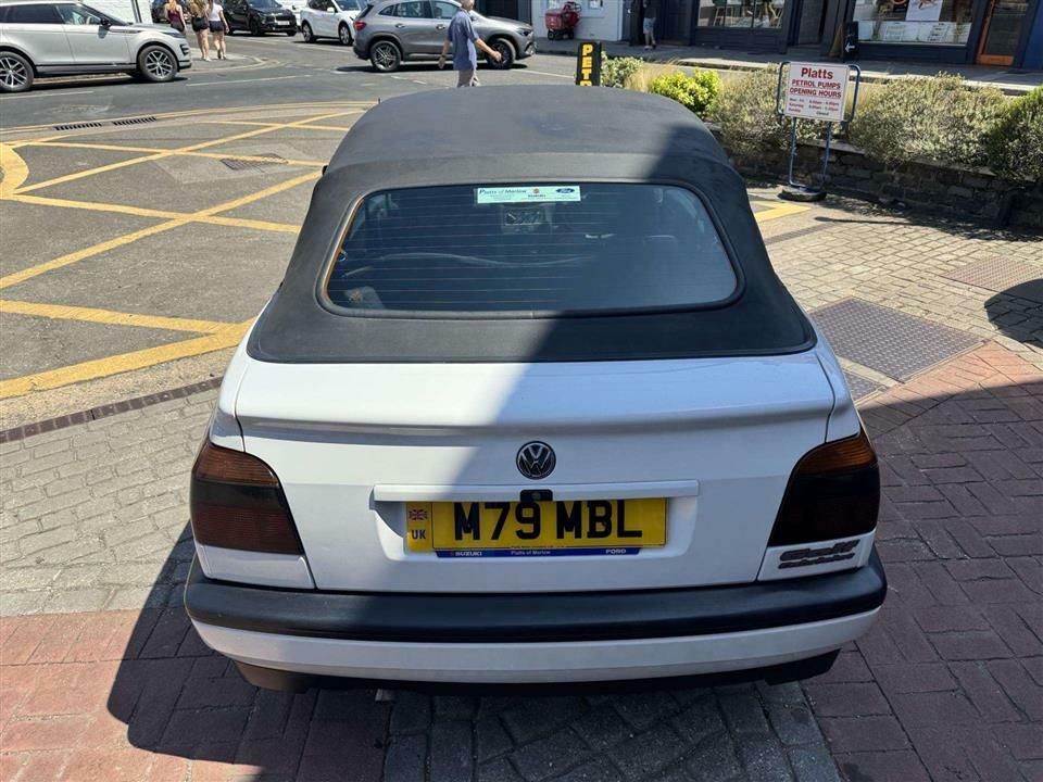 Volkswagen Golf Avantgarde 2.0 Converitible White #11
