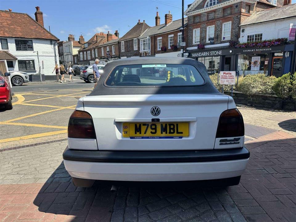 Volkswagen Golf Avantgarde 2.0 Converitible White #10