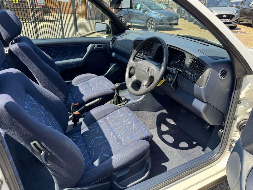 Volkswagen Golf Avantgarde 2.0 Converitible White #17