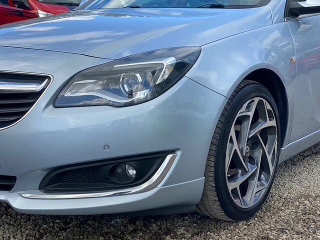 Vauxhall Insignia Design Nav White #20