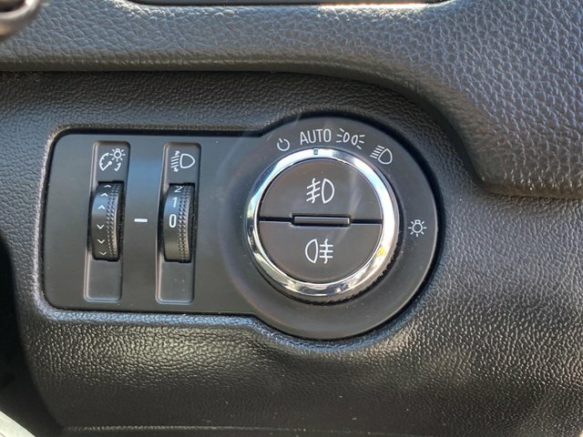 Vauxhall Insignia Design Nav White #37