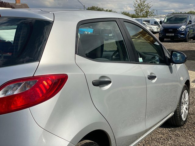 Mazda 2 1.5 Sport Hatchback Euro 4 103 White #25