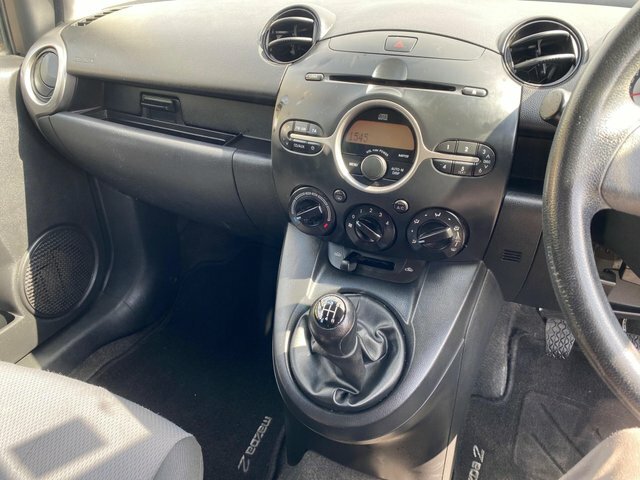 Mazda 2 1.5 Sport Hatchback Euro 4 103 White #28