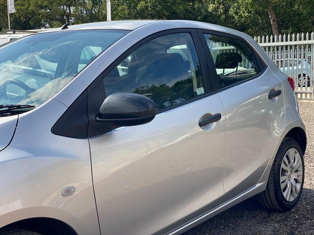 Mazda 2 1.5 Sport Hatchback Euro 4 103 White #21