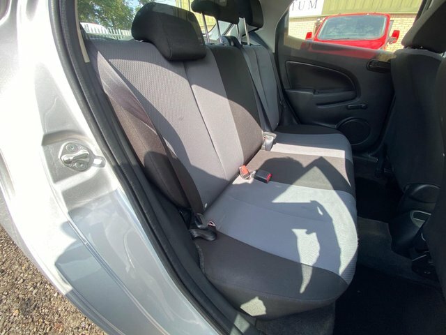 Mazda 2 1.5 Sport Hatchback Euro 4 103 White #37