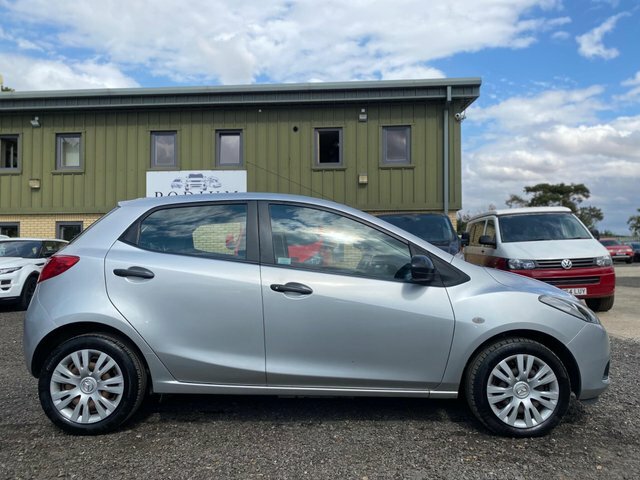 Mazda 2 1.5 Sport Hatchback Euro 4 103 White #17