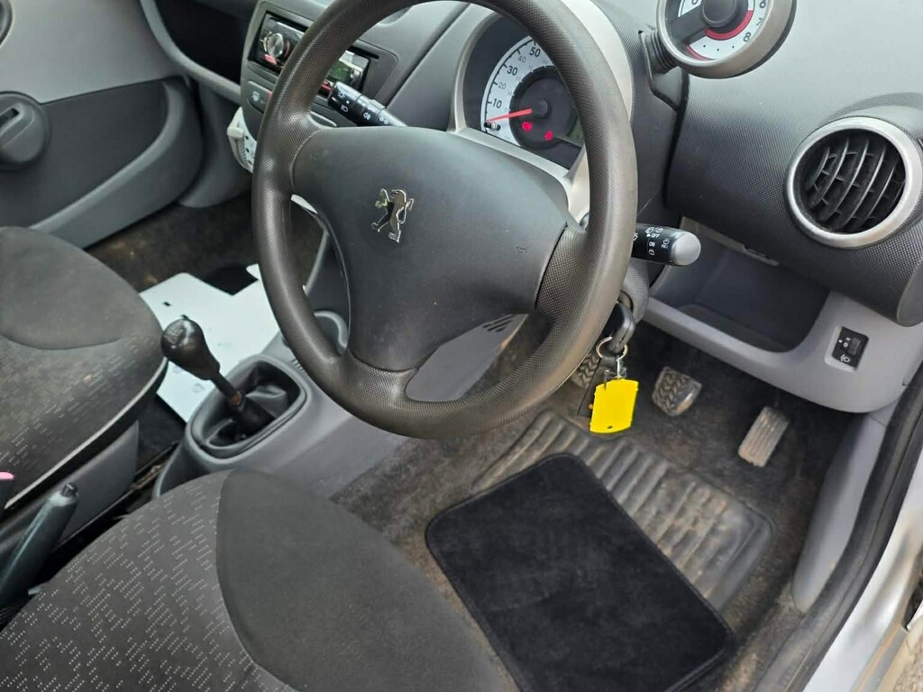 Peugeot 107 Hatchback Red #10