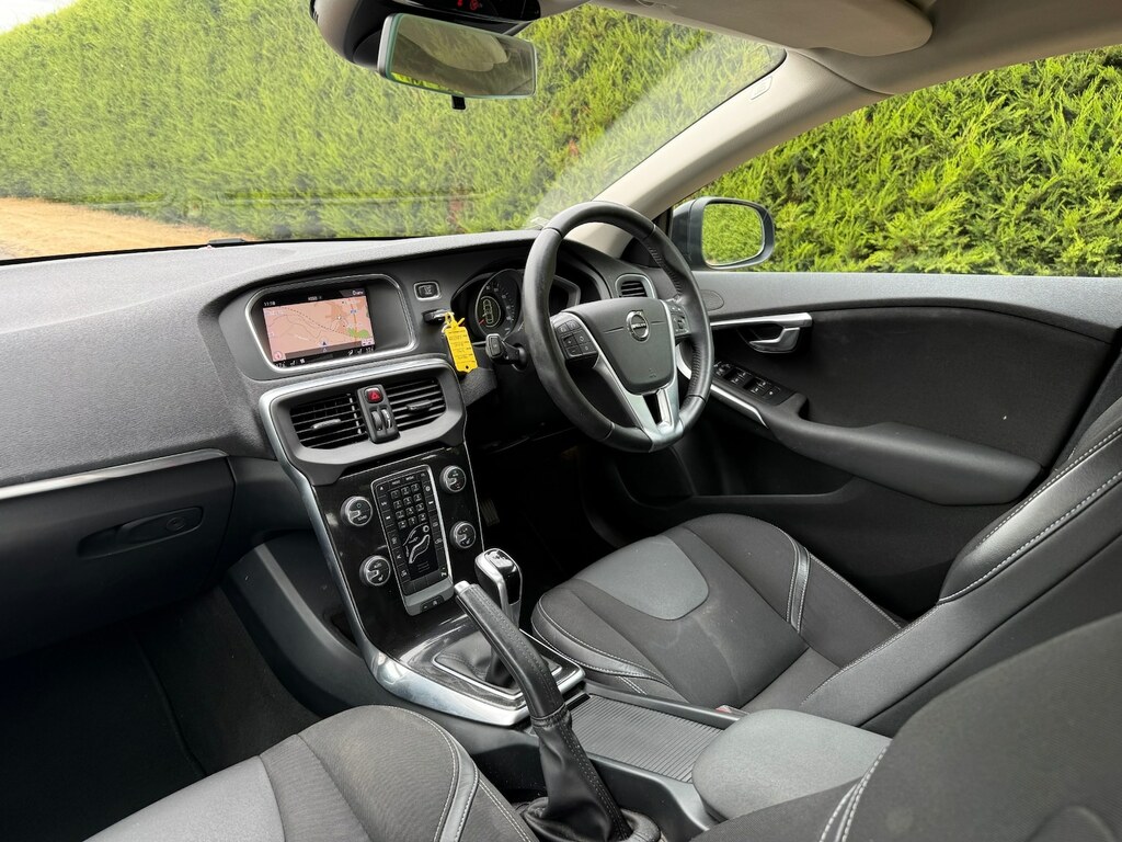 Volvo V40 D2 R-design U1807 Ulez Red #13