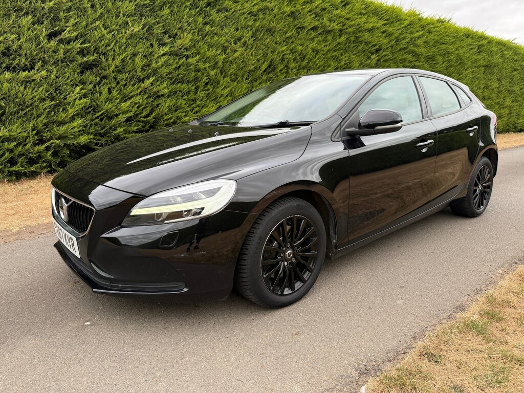 Volvo V40 T2 122 Momentum Nav Plus Black #3