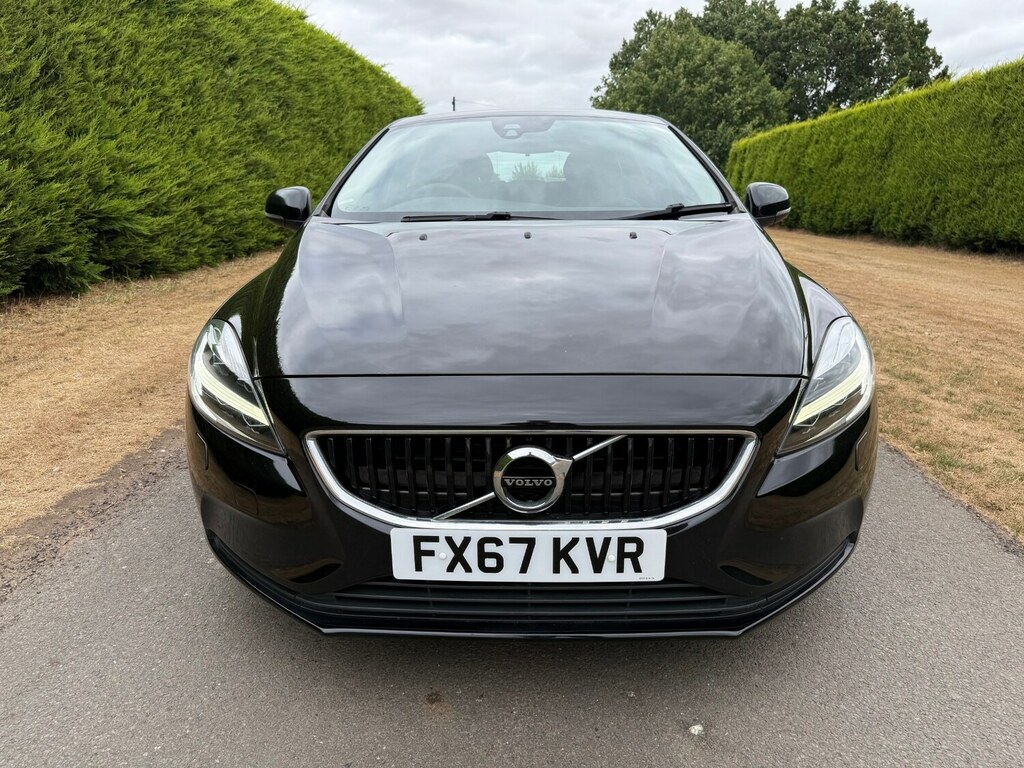 Volvo V40 T2 122 Momentum Nav Plus Black #2