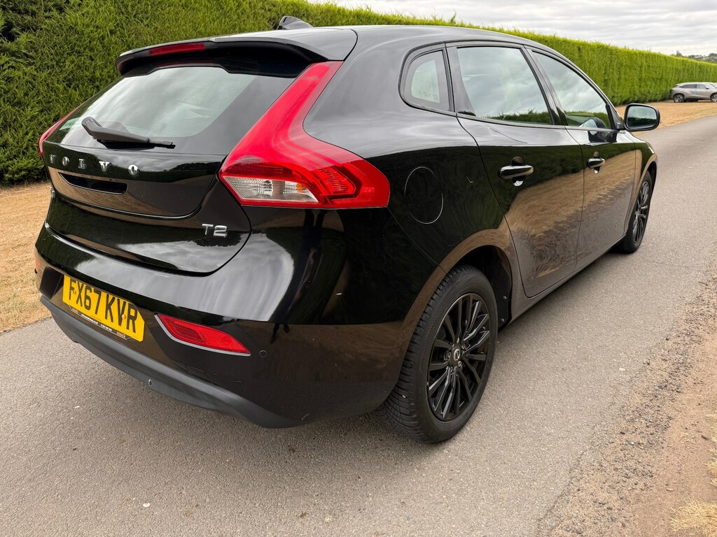 Volvo V40 T2 122 Momentum Nav Plus Black #6