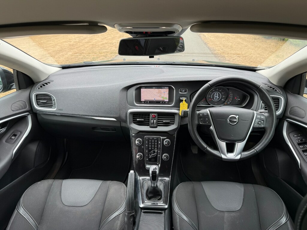 Volvo V40 D2 R-design U1807 Ulez Red #10