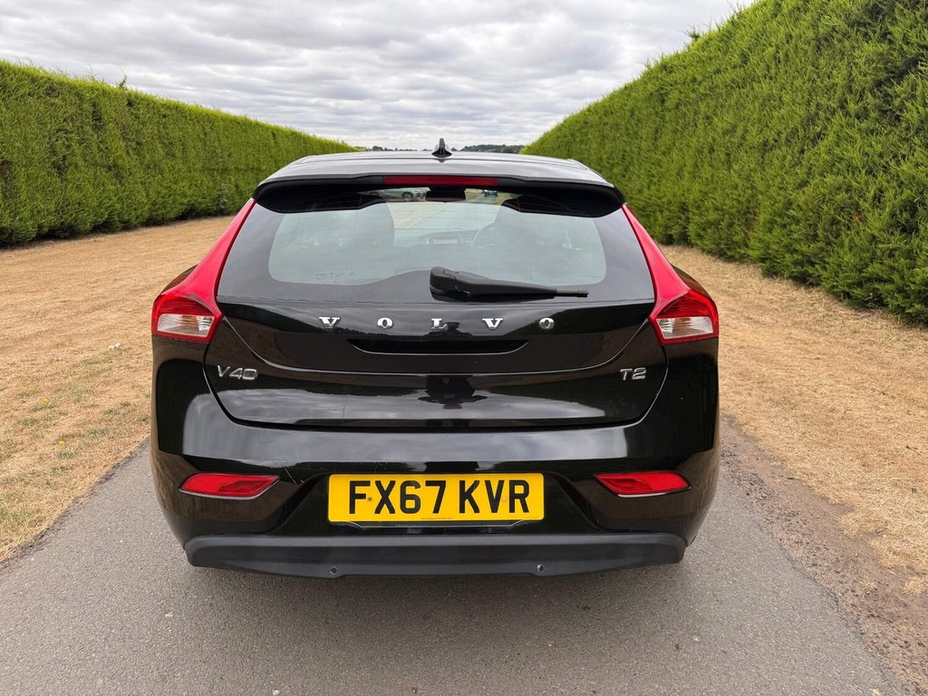 Volvo V40 T2 122 Momentum Nav Plus Black #5