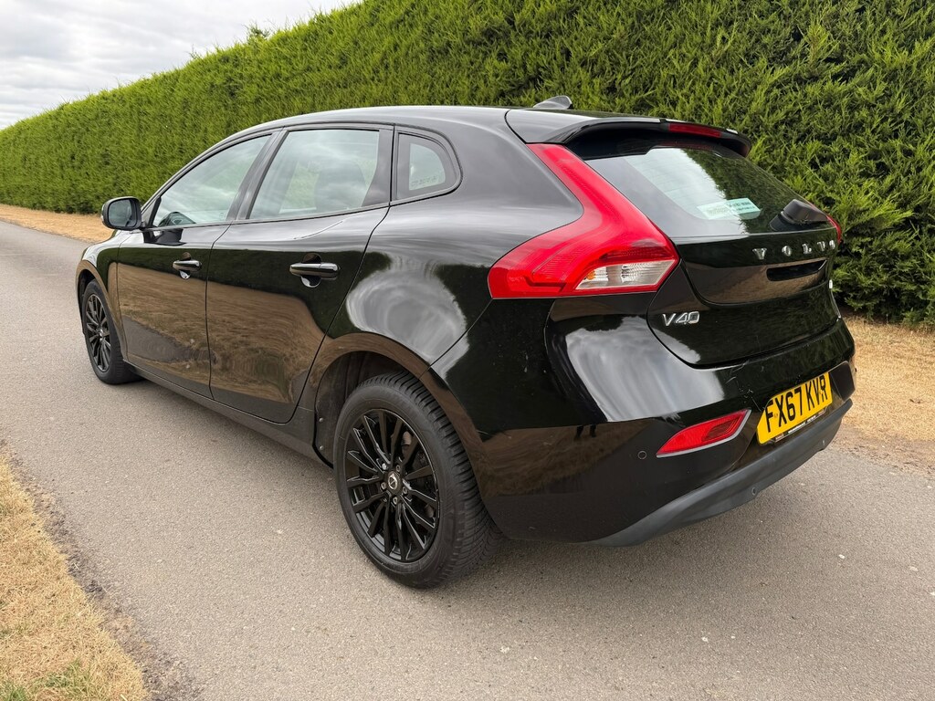 Volvo V40 T2 122 Momentum Nav Plus Black #4