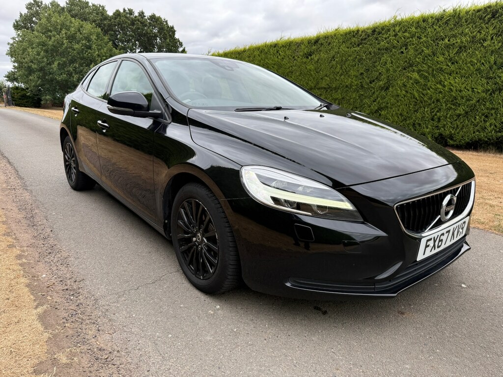 Volvo V40 T2 122 Momentum Nav Plus Black