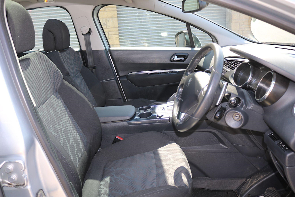 Peugeot 3008 Hatchback Brown #16