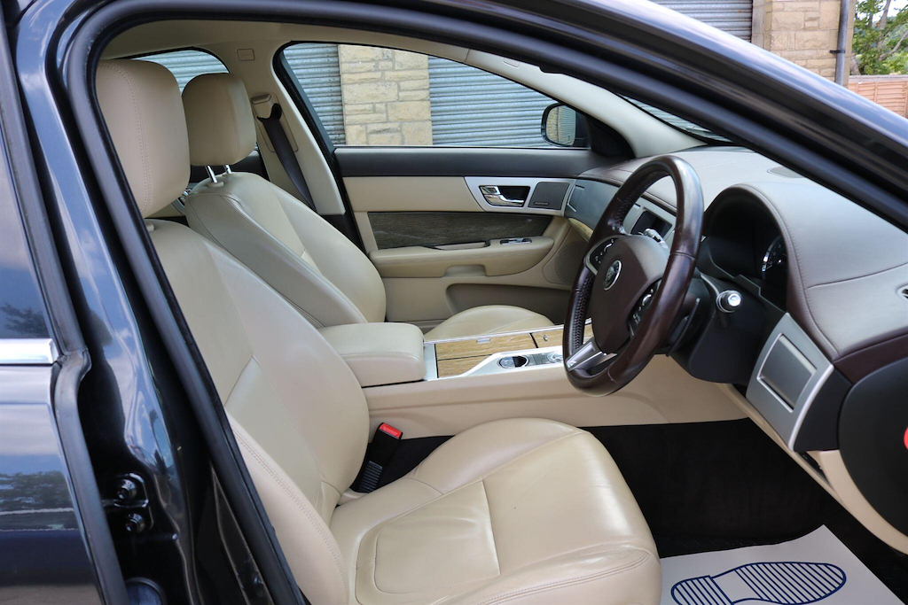 Jaguar XF Green #16