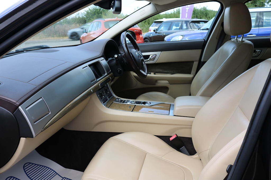 Jaguar XF Green #19