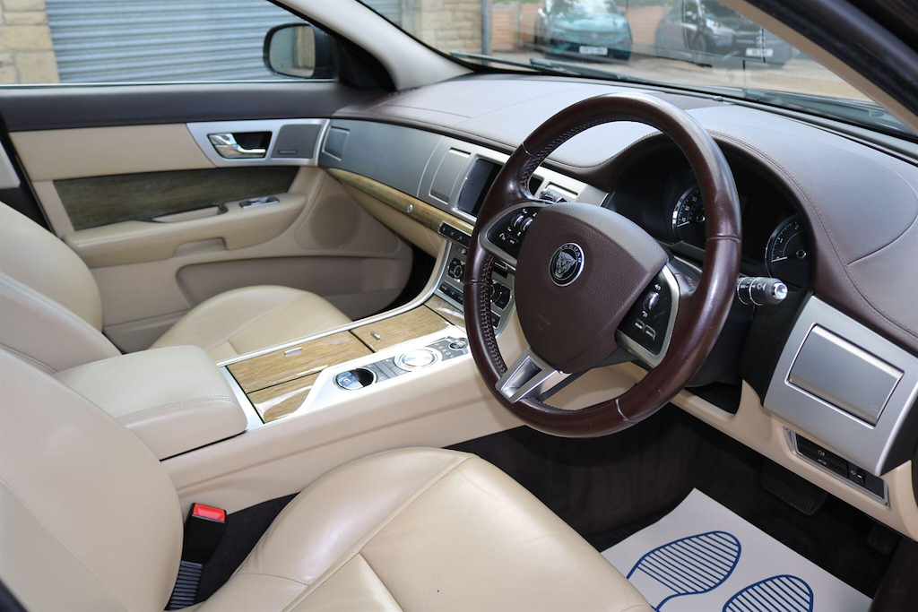 Jaguar XF Green #17