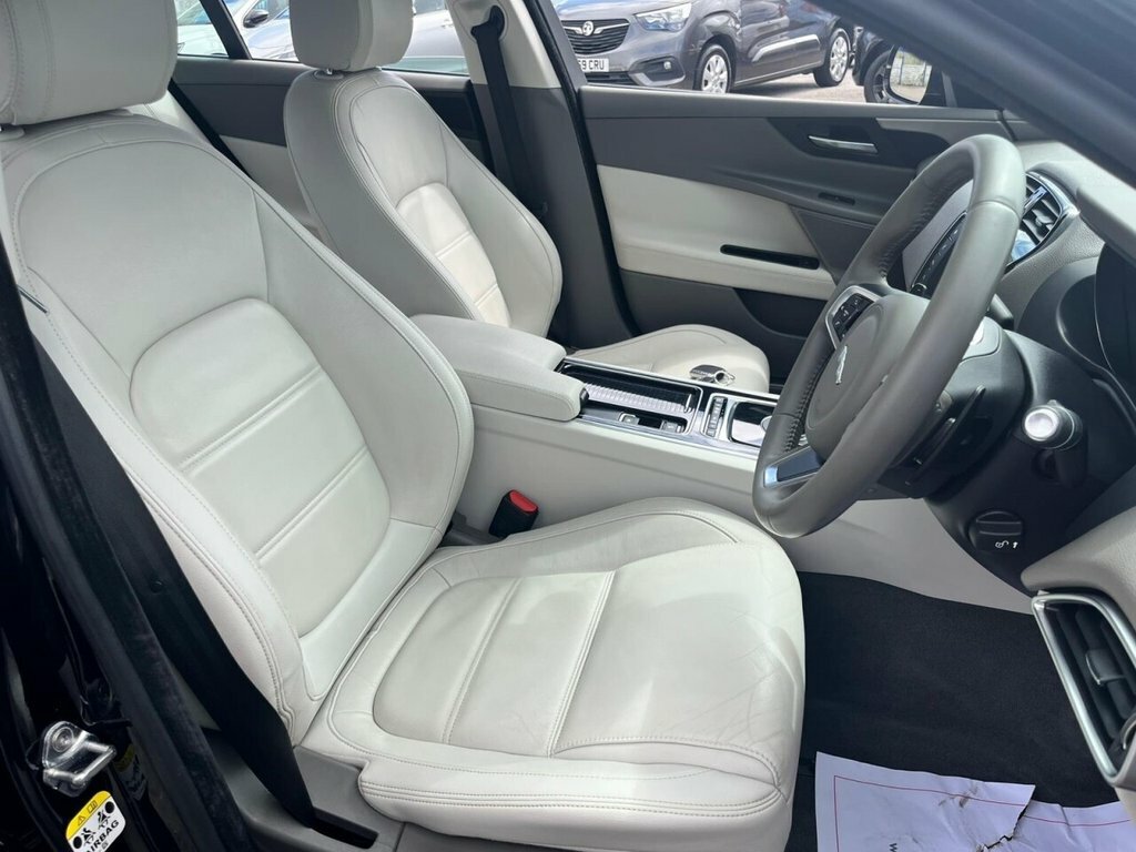 Jaguar XE 2L Prestige Black #3