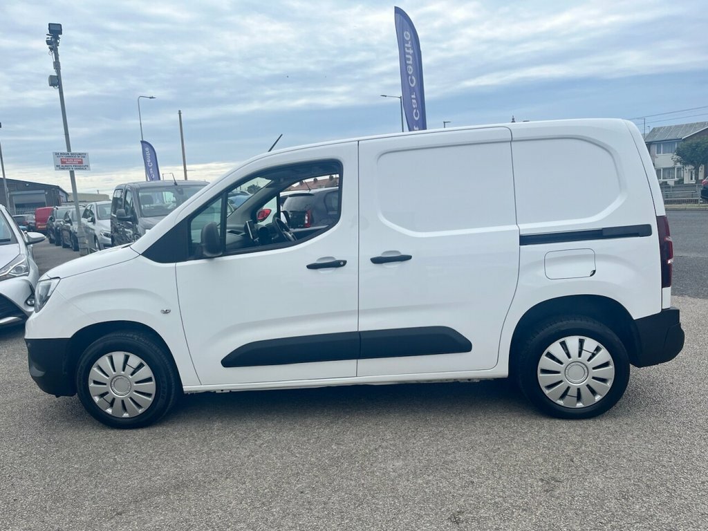 Vauxhall Combo 1.5L Dynamic White #5