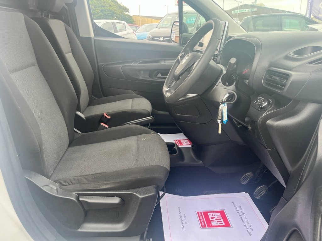 Vauxhall Combo 1.5L Dynamic White #5