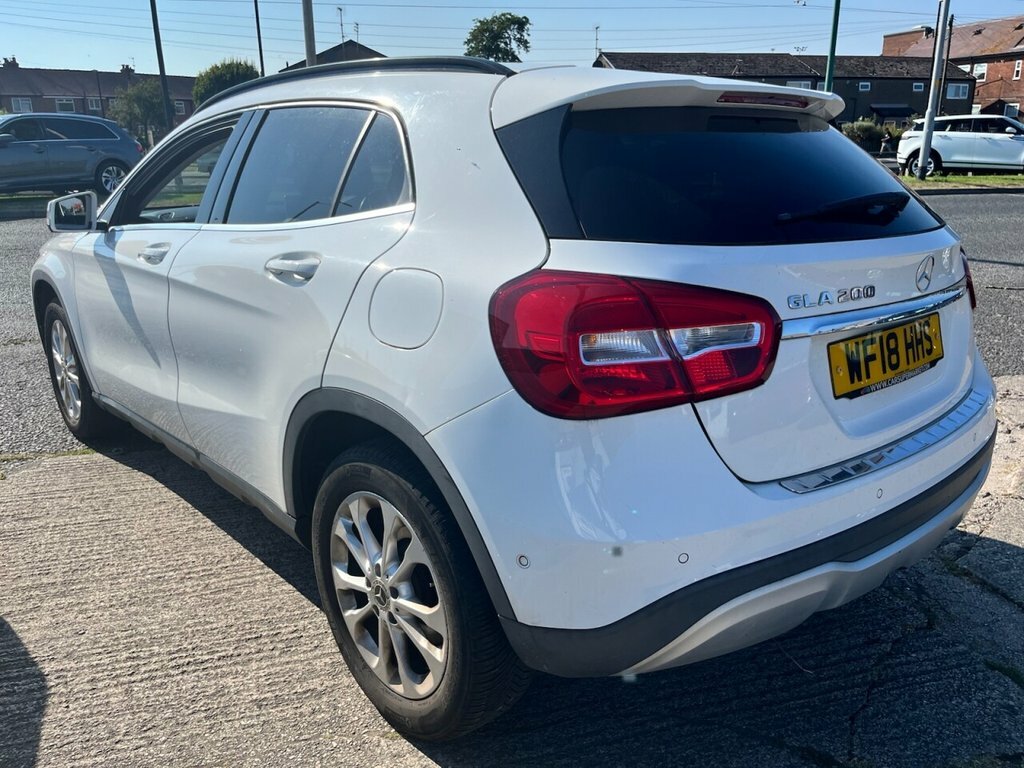 Mercedes-Benz GLA Class 1.6L Se White #4