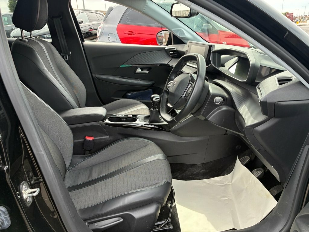 Peugeot 208 1.2L Allure Premium Black #3