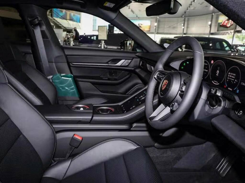 Porsche Taycan Saloon Black #4