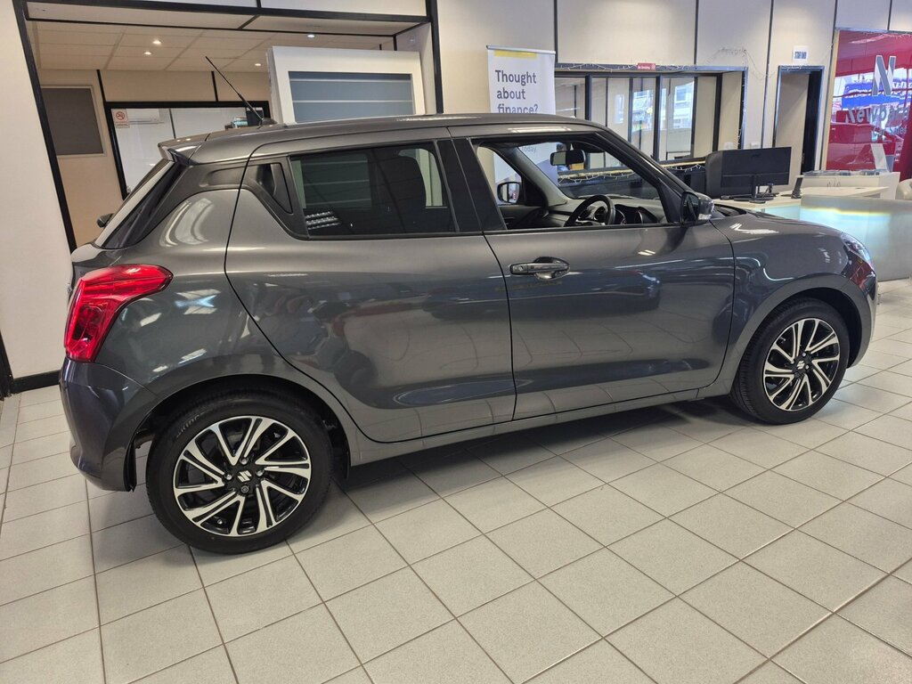 Suzuki Swift Hatchback Red #8