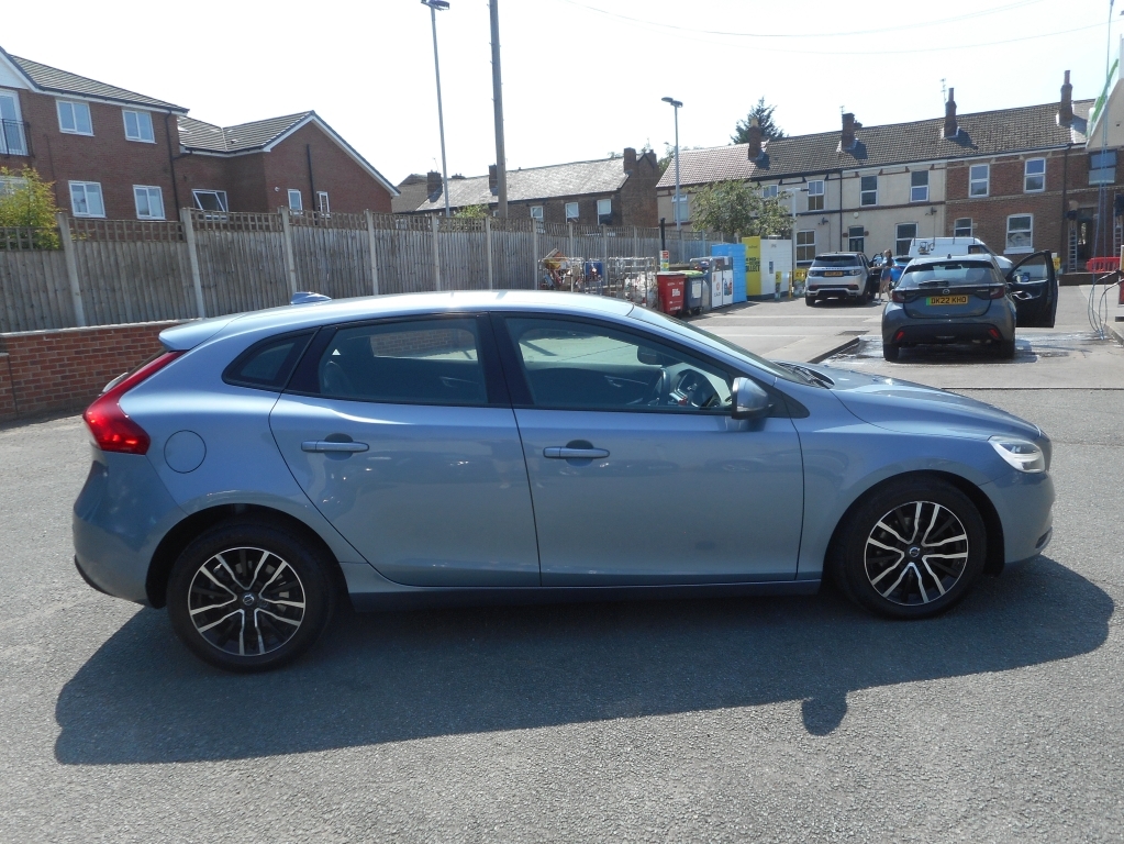 Volvo V40 2.0 D2 Momentum Nav Plus Blue #2
