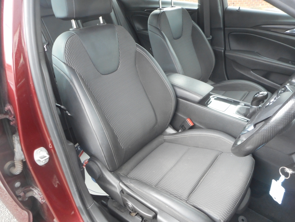 Vauxhall Insignia 2.0 Turbo D Sri White #18