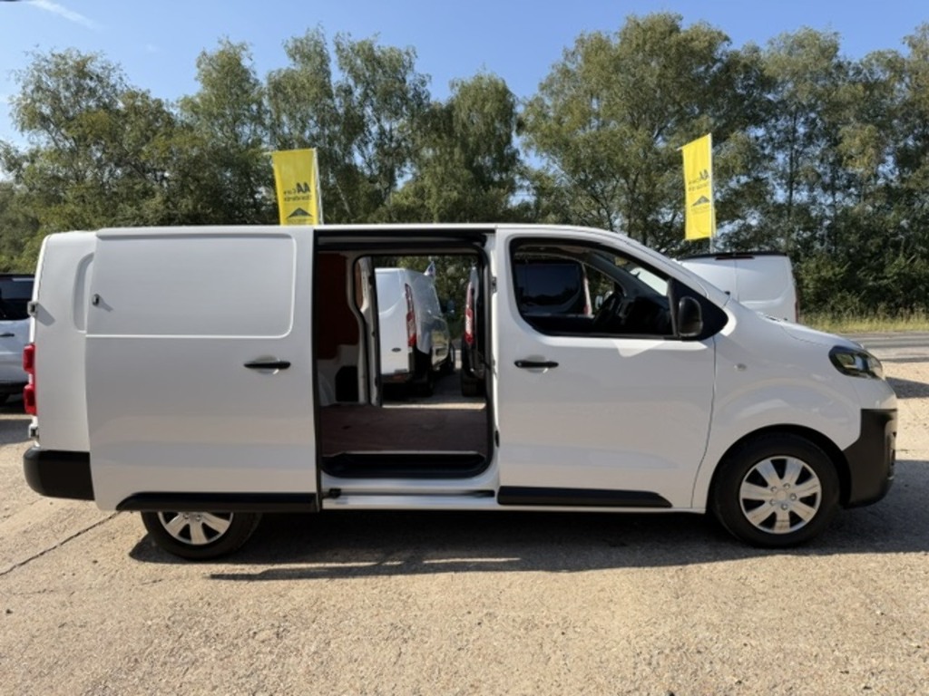 Vauxhall Vivaro Turbo D 2900 Dynamic White #3