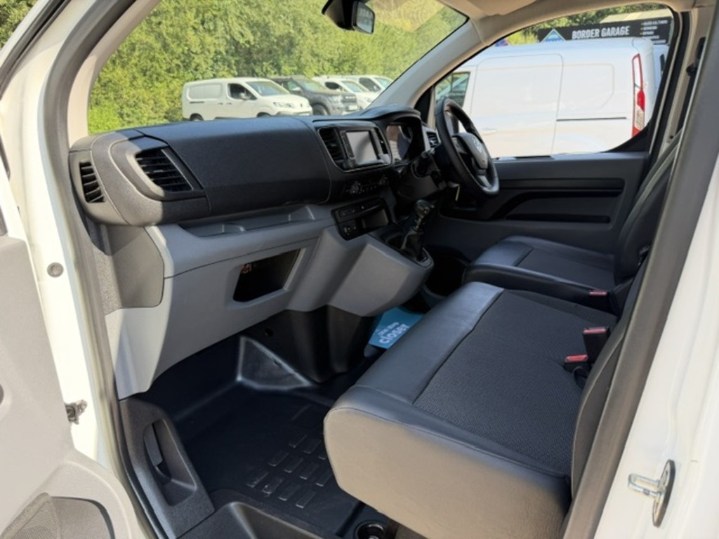 Vauxhall Vivaro 1.5L Dynamic 6Dr White #17