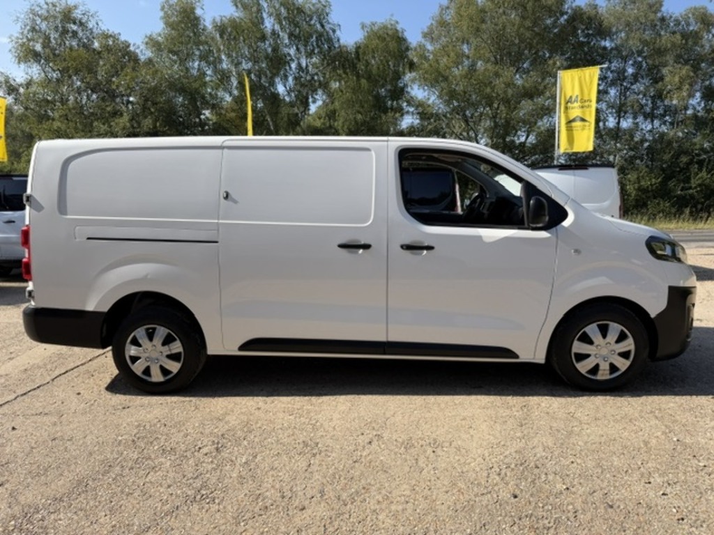 Vauxhall Vivaro 1.5L Dynamic 6Dr White #9