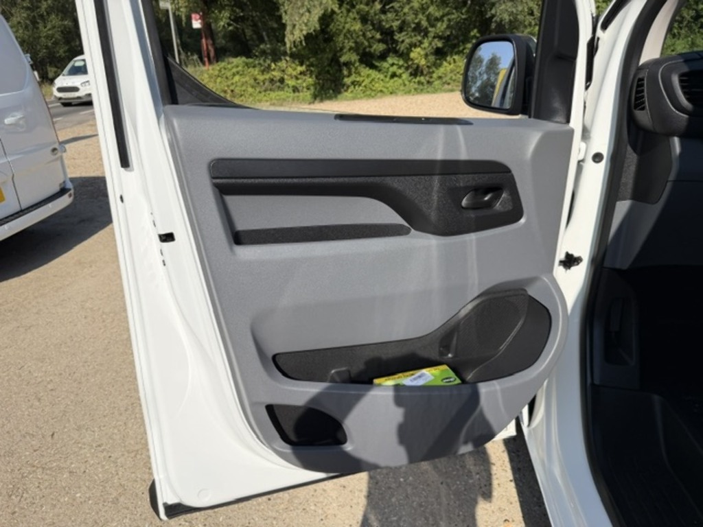Vauxhall Vivaro 1.5L Dynamic 6Dr White #32
