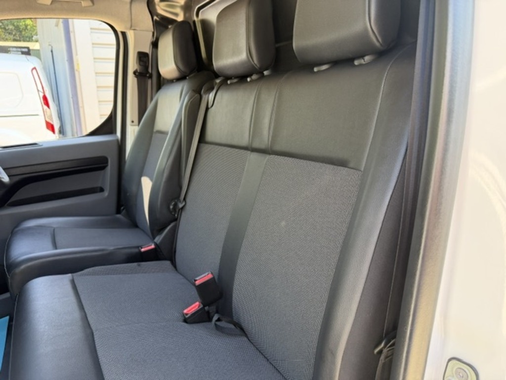 Vauxhall Vivaro 1.5L Dynamic 6Dr White #29
